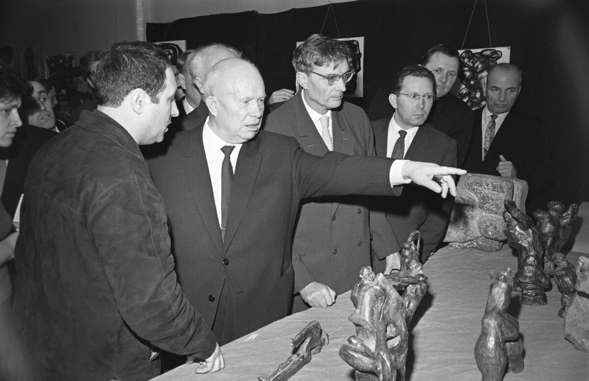 "Знатоки" искусства Хрущев и Суслов на выставке авангардистов. 1962 год