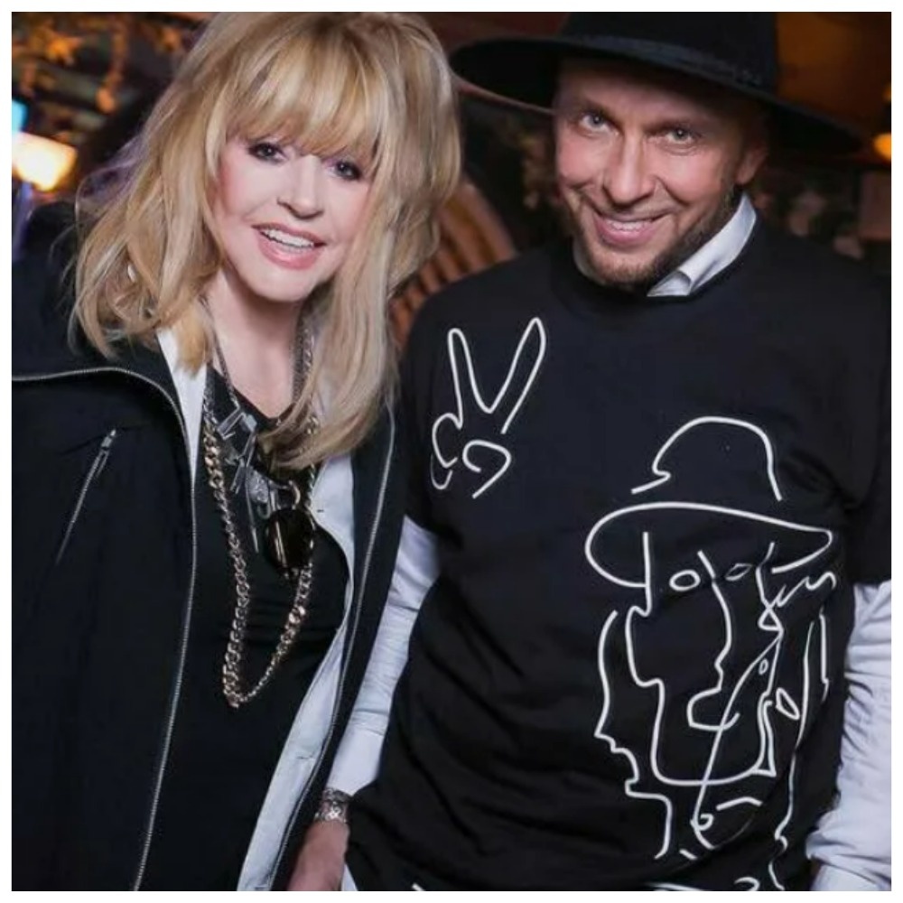 С другом Игорем Гуляевым - это он снимал видео, когда Пугачева открывала дверь мерседеса ногой и сказала, что "приехала порядок наводить"