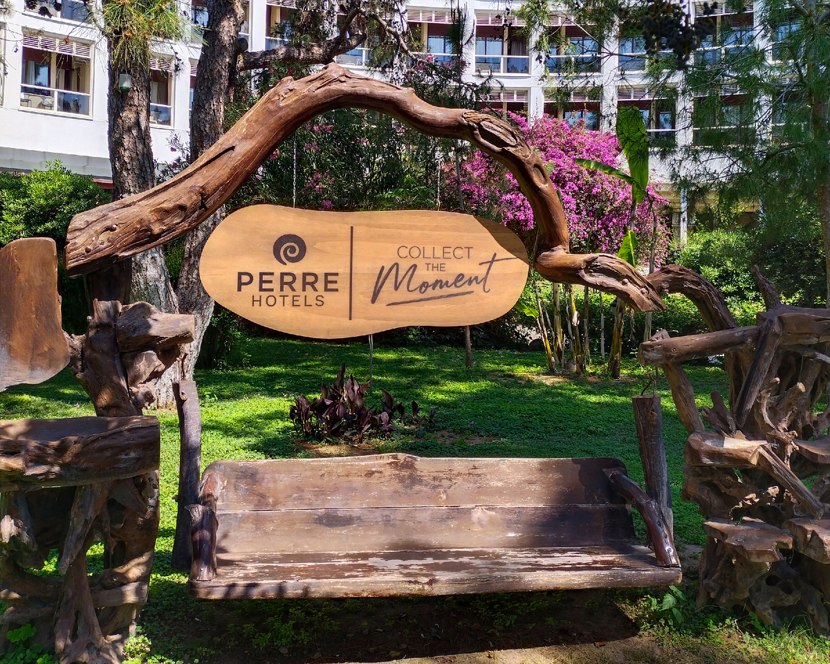 Инсталляция на территории отеля