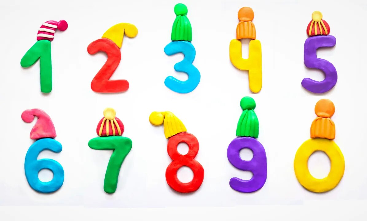 Можно слепить цифры из пластилина, а можно -- вырезать формочками из раскатанного скалкой пласта. Фото: Shamilini/Shutterstock