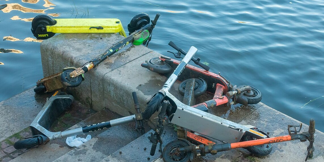 Над пешеходами возобновляют дикий эксперимент: человек против самоката