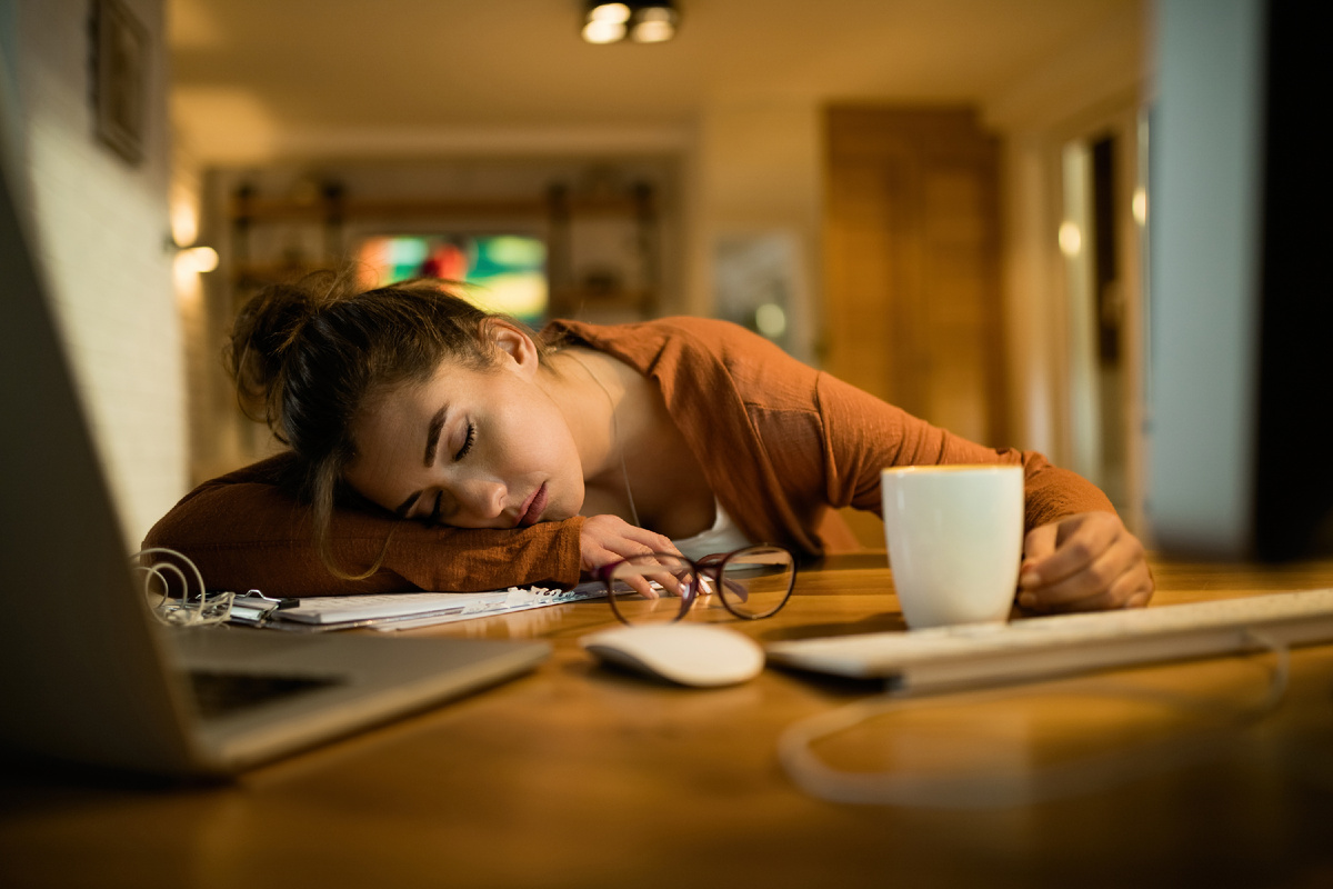 https://ru.freepik.com/free-photo/young-tired-woman-napping-her-desk-while-working-late-night-home_25910302.htm#fromView=search&page=1&position=0&uuid=a686a7af-80cc-4a19-8ab8-ecb2d554b180&query=%D1%81%D0%BF%D0%B0%D1%82%D1%8C+%D0%B7%D0%B0+%D1%81%D1%82%D0%BE%D0%BB%D0%BE%D0%BC