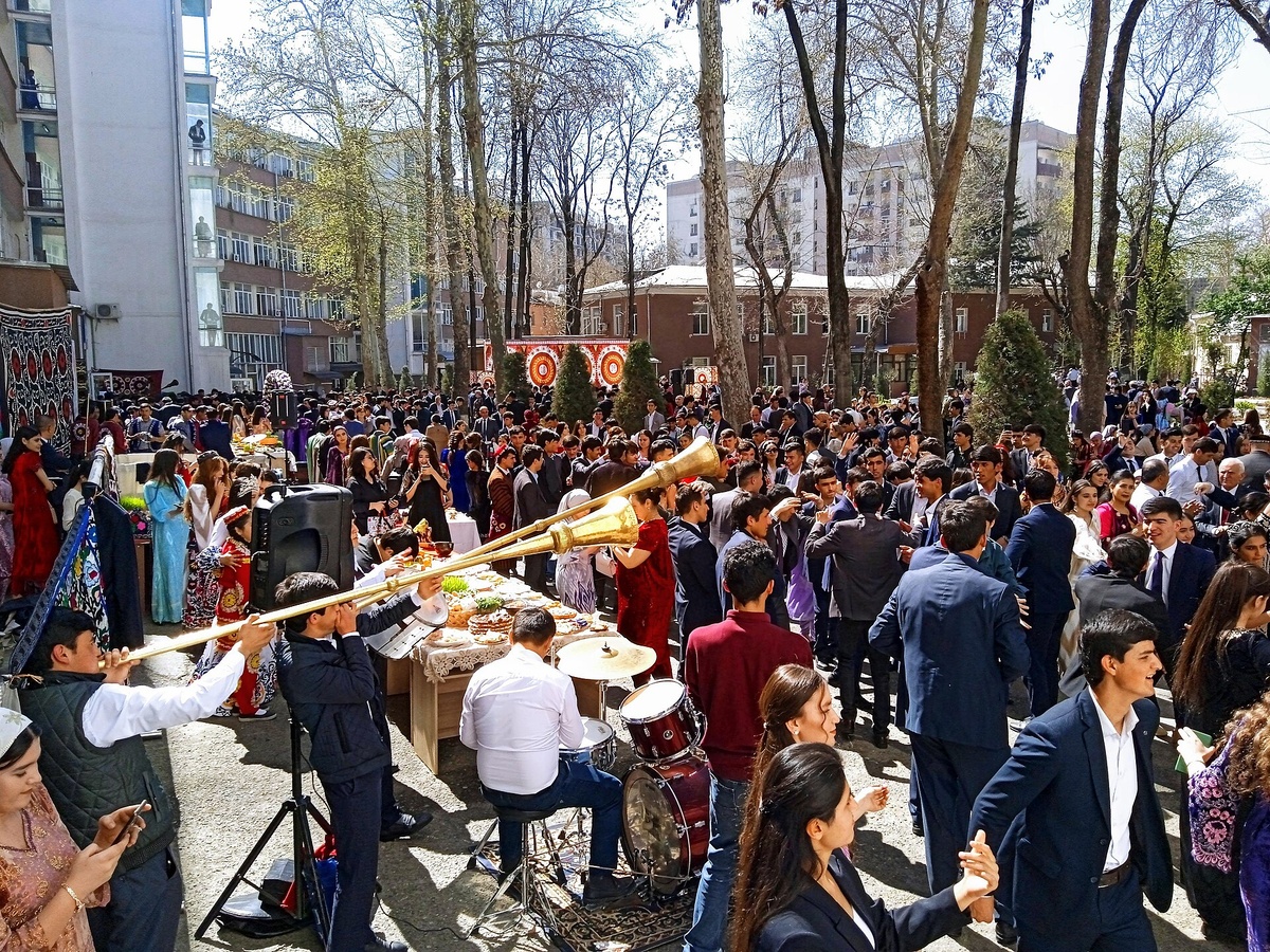 "Праздник Навруз. Празднование в РТСУ, г. Душанбе, 2023 г." Фото с Викисклада по лицензии Creative Commons Attribution-Share Alike 4.0 без изменений. Автор: Шухрат Саъдиев