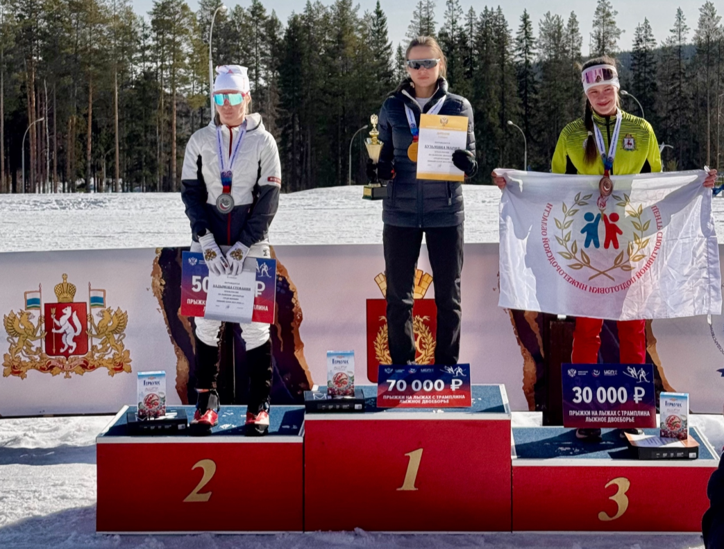    Александра Тихонович (на снимке справа) в свои 22 года демонстрирует отличные результаты