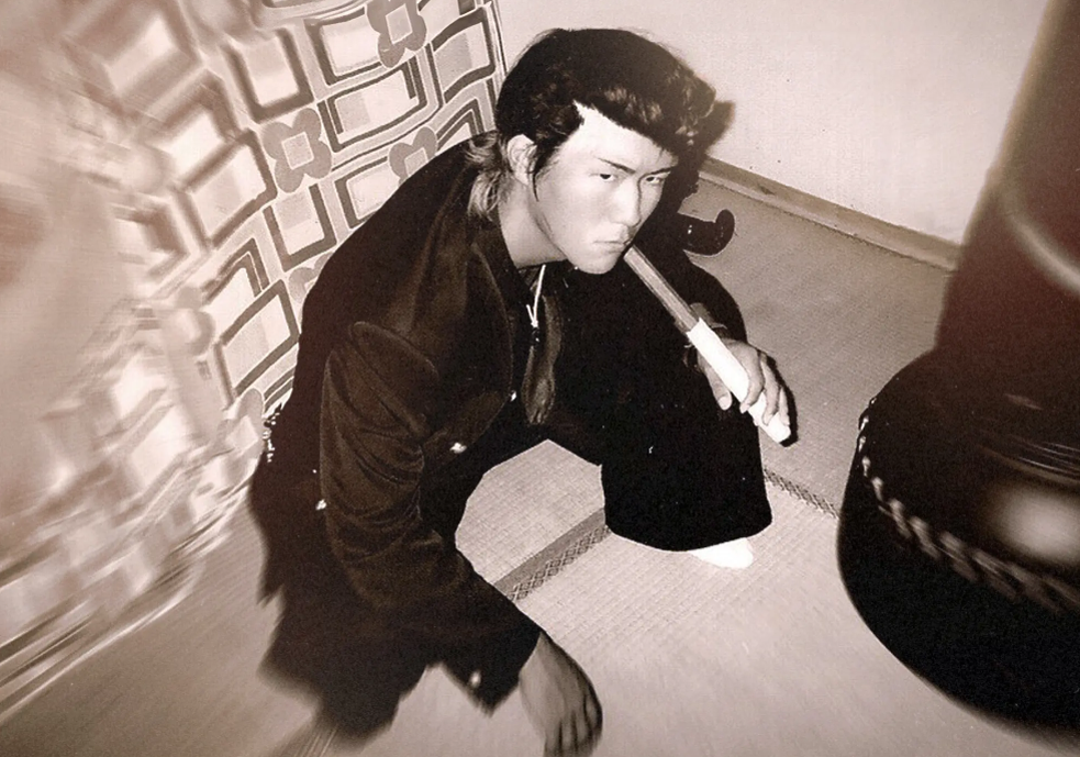 Старая фотография, классический янки с высветленными по низу волосами