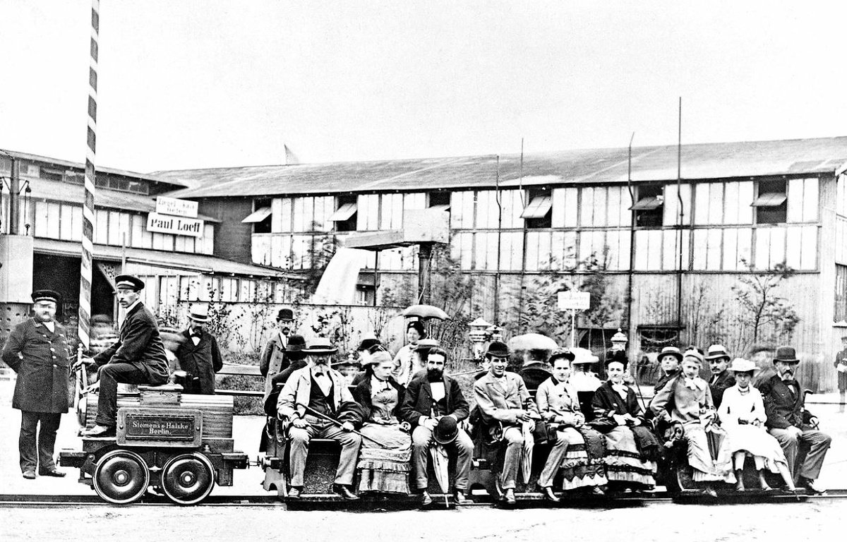 Первая электрическая железная дорога от компании Siemens & Halske на выставке в Берлине в 1879 году