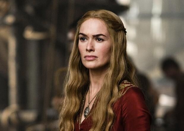 Яркий пример параноидального (экспансивного) персонажа - Серсея Ланнистер из "Песни льда и пламени". Пугающее пророчество, полученное еще в детстве, нездоровая атмосфера в семье и постоянное пребывание в эпицентре дворцовых интриг привели к вечным опасениям за жизнь своих детей и страху потерять власть - как сильнейшей мотивации к чрезмерным и порой жестоким защитным мерам. Недоверие окружающим заводило Серсею все дальше и дальше на пути вражды, ставки были слишком высоки, и она не могла остановиться. "Никому нельзя доверять, кроме родного брата".