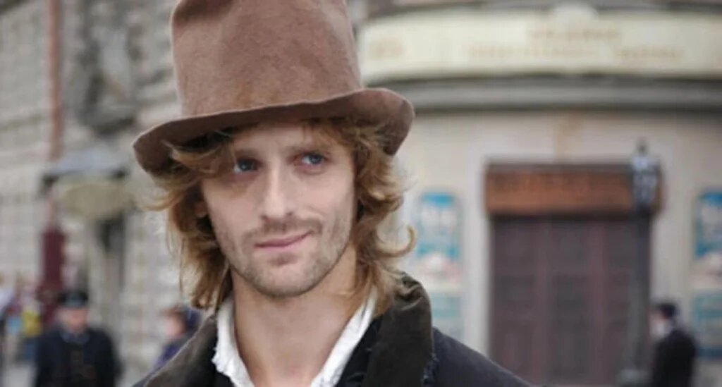 Литературный пример параноидальной личности - Родион Раскольников из "Преступления и наказания" Достоевского. Крайне подозрителен, все время ожидает от людей подвоха. Раскольников больше похож на сенситивного параноика (учитывая его постоянные сомнения в себе, явный комплекс неполноценности). Хотя ему приписывают и другие расстройства, например, шизоидное. 