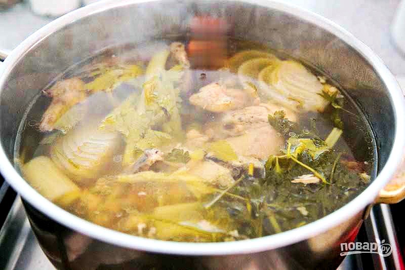 Варите на медленном огне в течение 30–40 минут. По окончании варки удалите луковицу и лавровый лист.