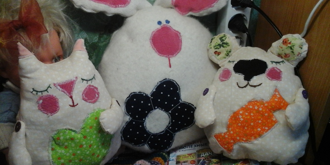 КАК ШИТЬ НА ТРАМВАЕ Поначалу обучение шитью на ножной машинке производства 1969 года, было для девчонок чем-то за гранью разумного