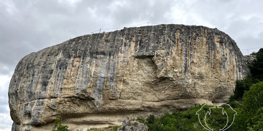 Единение с природой, невероятные виды и умиротворяющая атмосфера — всё это самый малоизученный пещерный город Крыма
