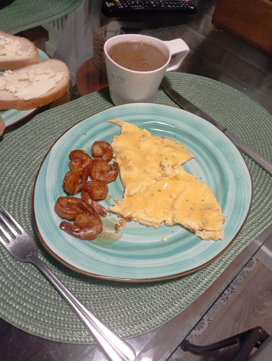 Если что, креветки были весомых достоинств, в процессе готовки в соевом соусе скукожились. Омлет тоже... Бывает... 