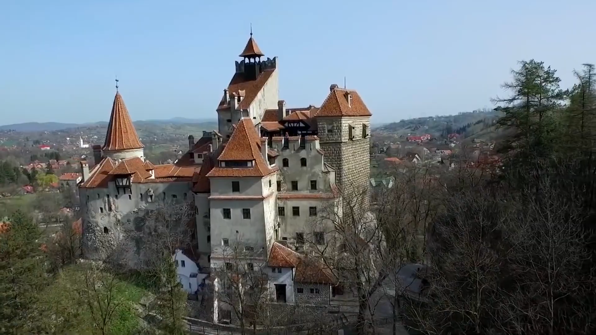 Величественный вид на замок Бран — одну из самых популярных туристических достопримечательностей Румынии, расположенную на границе Трансильвании и Валахии.