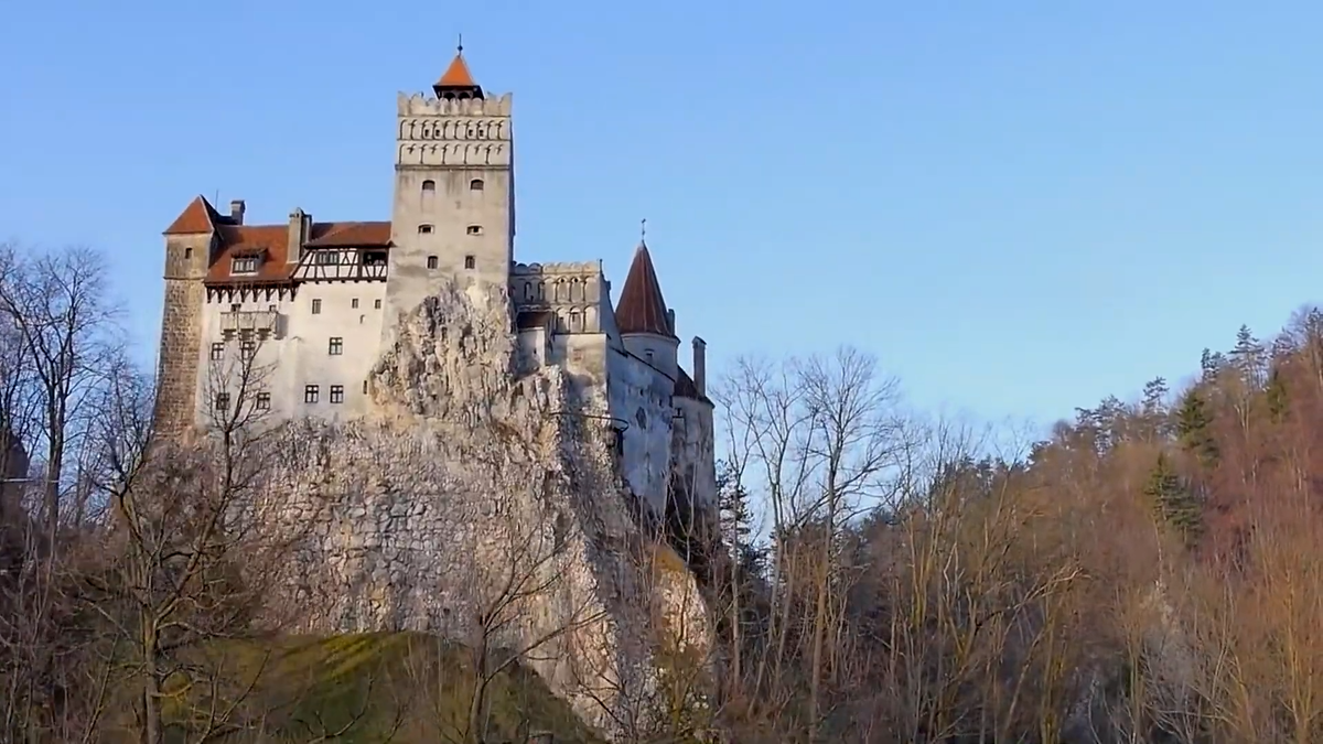 Замок Бран, более известный как легендарный замок графа Дракулы, окруженный тайнами и мифами о Владе Цепеше.