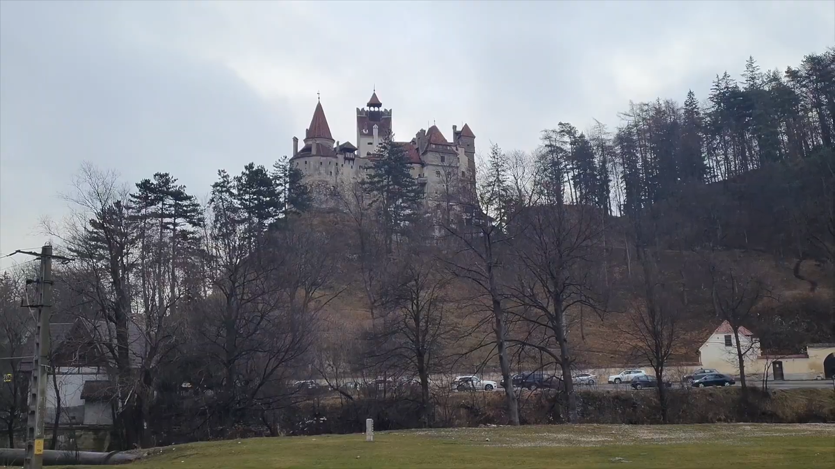 Архитектурный облик замка Бран: сочетание оборонительной крепости XIV века и летней королевской резиденции королевы Марии.