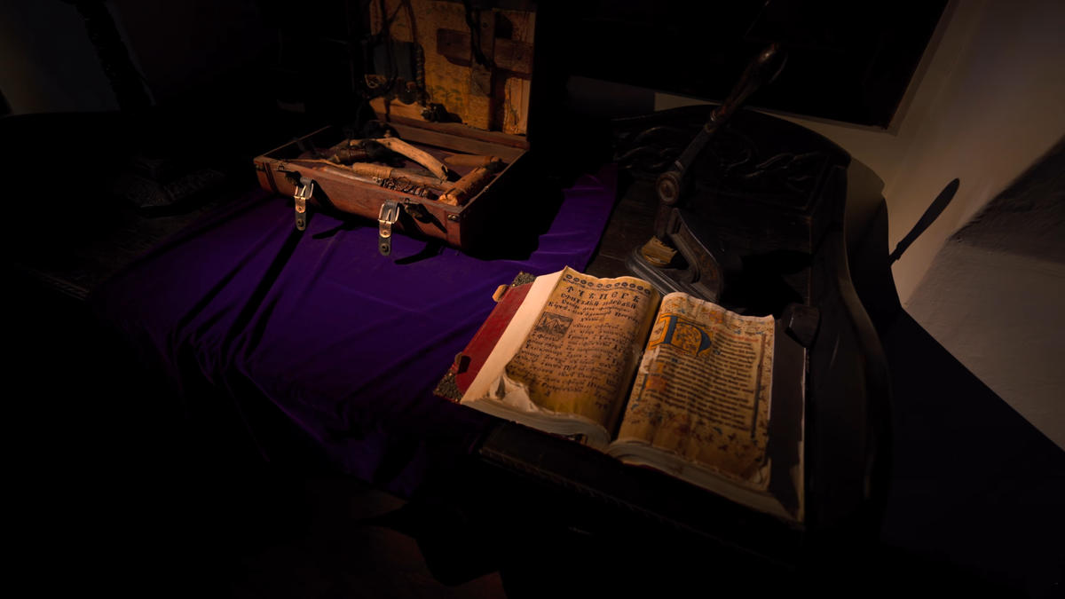 Средневековая эстетика замка Бран — старинный фолиант под тусклым светом, погружающий посетителей в мир вампирских преданий.