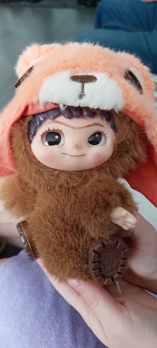 Ну не такая уж и страшная она, в отличие от лабубу, но все равно и не ангельское личико у этой вакуку