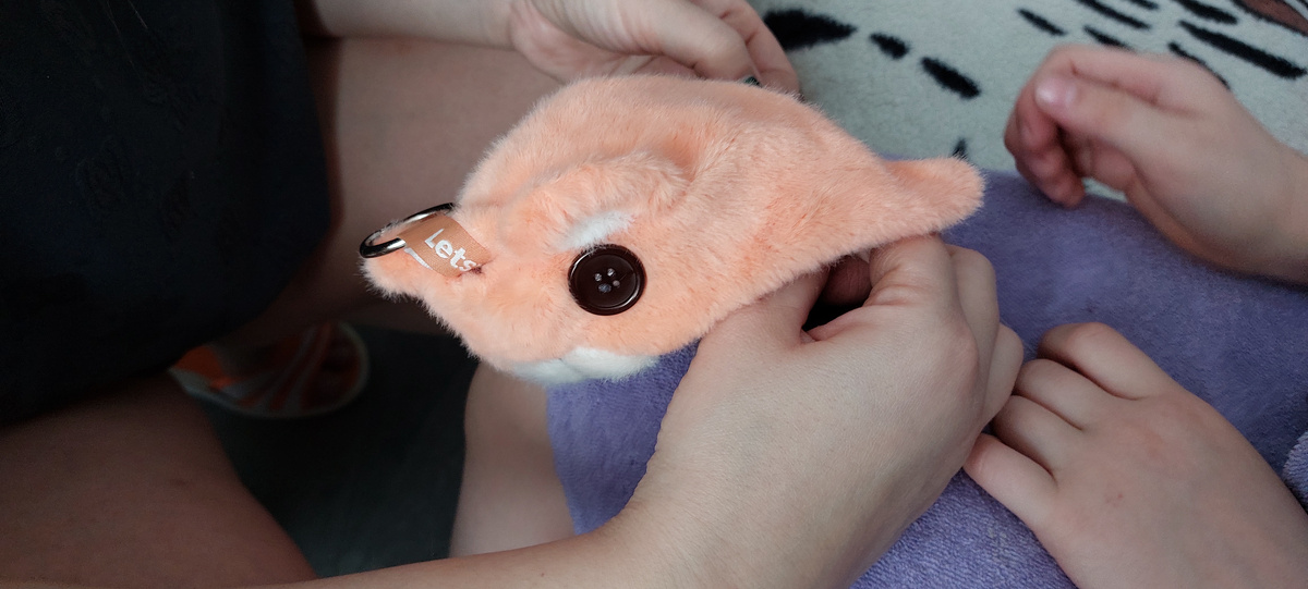 У этой куклы еще и шапка меховая оказалась. В общем, кукла не такая страшная как лабубу, но тоже с торчащим зубом. Но он, зубик этот, скорее смешной, чем страшный.