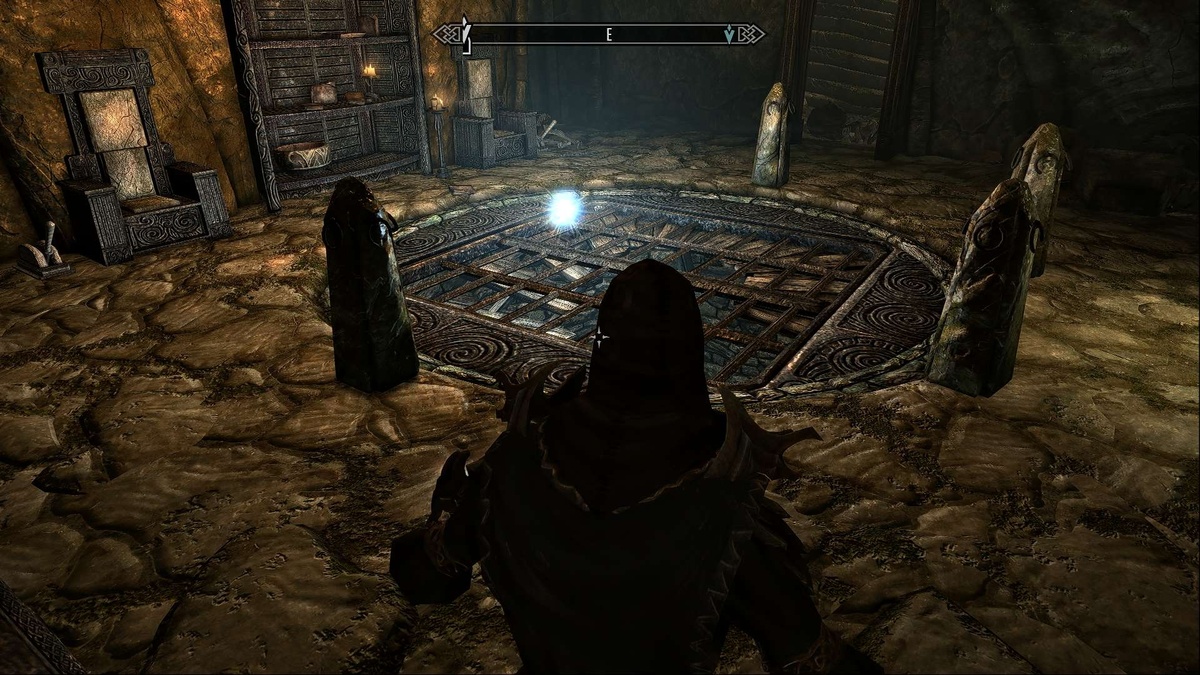 Сложные загадки на логику по открыванию дверей. Справа и слева комнаты, в левой колонны двигаются а в правой подсказка как нужно располагать символы. Без писькоторговца хомячины из Яндекса не получилось разгадать, пришлось глядеть методы в интернете.