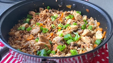 Гречка с грибами и курицей на сковороде