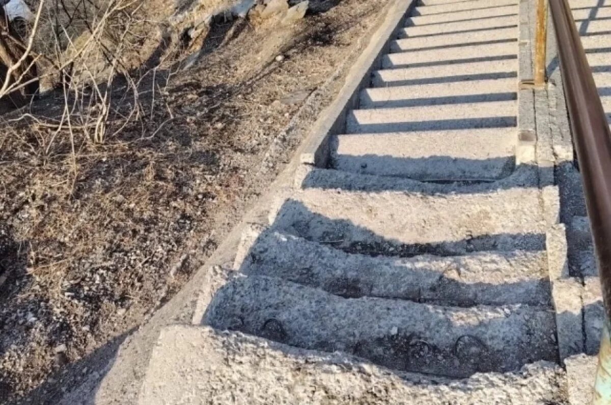    Жительница Владивостока сломала ногу, упав на аварийной лестнице