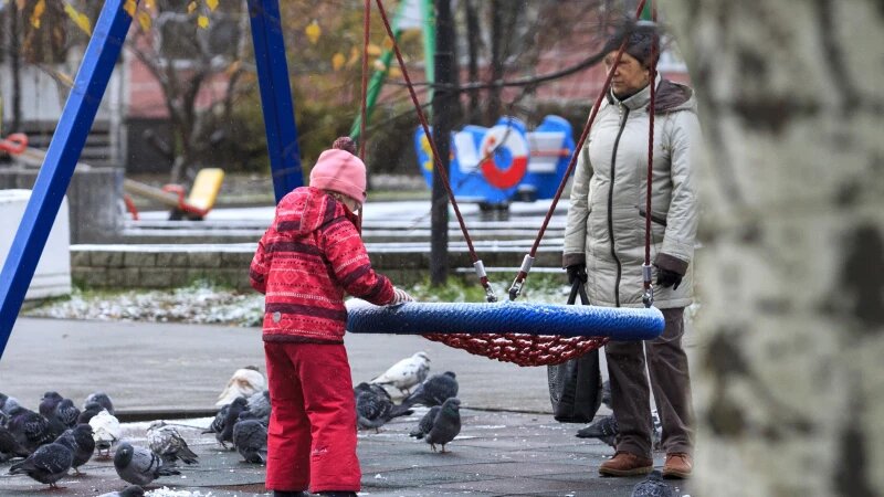     Ребенок играет на детской площадке. Анна Зайкова