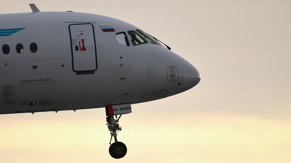    самолет Суперджет шасси SSJ-100 РИА