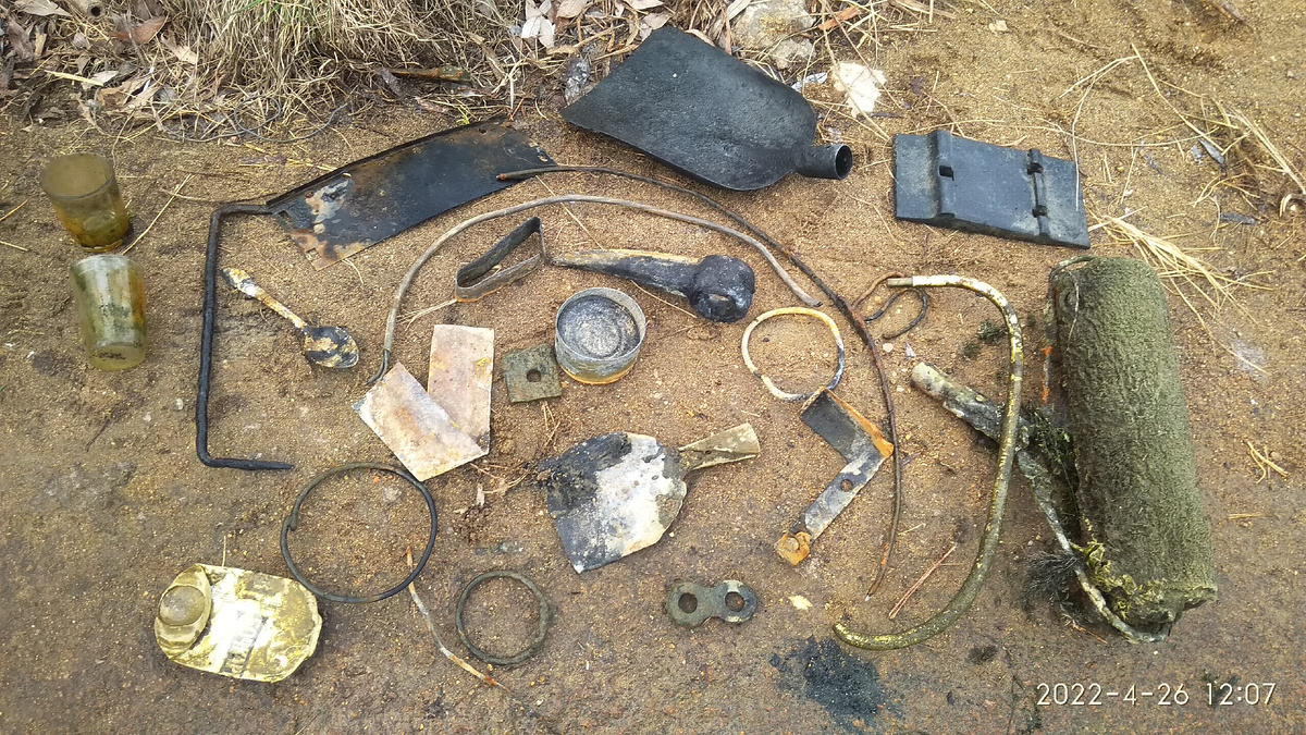 Различный мусор со дна Шарташа