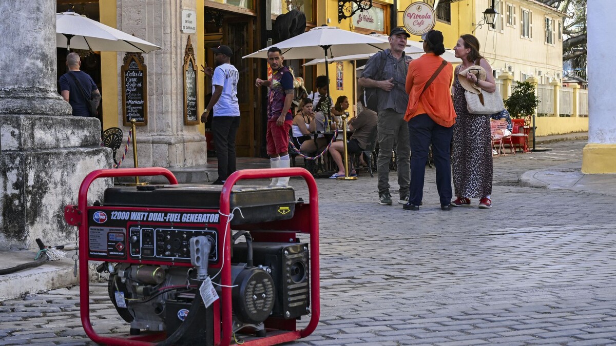 Владелец магазина использует электрогенератор после отключения электричества в Гаване 5 марта. Фото: Ямиль Лаге/AFP/Getty Images.