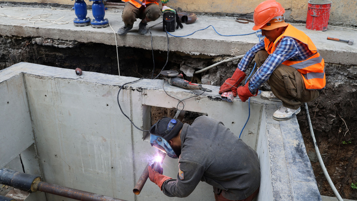    ЖКХ прокладка новых труб теплотрассы РИА