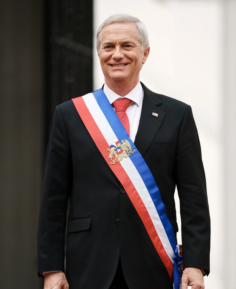 Вновь избранный президент Чили Хосе Антонио Каст позирует для СМИ в президентском дворце Ла-Монеда в Сантьяго, Чили, 12 марта 2026 года. Марсело Эрнандес/Getty Images