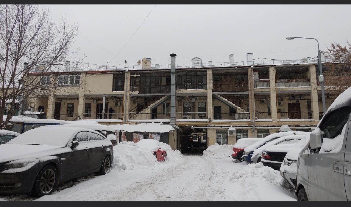 Вид со двора на дом и на «галдарейки»