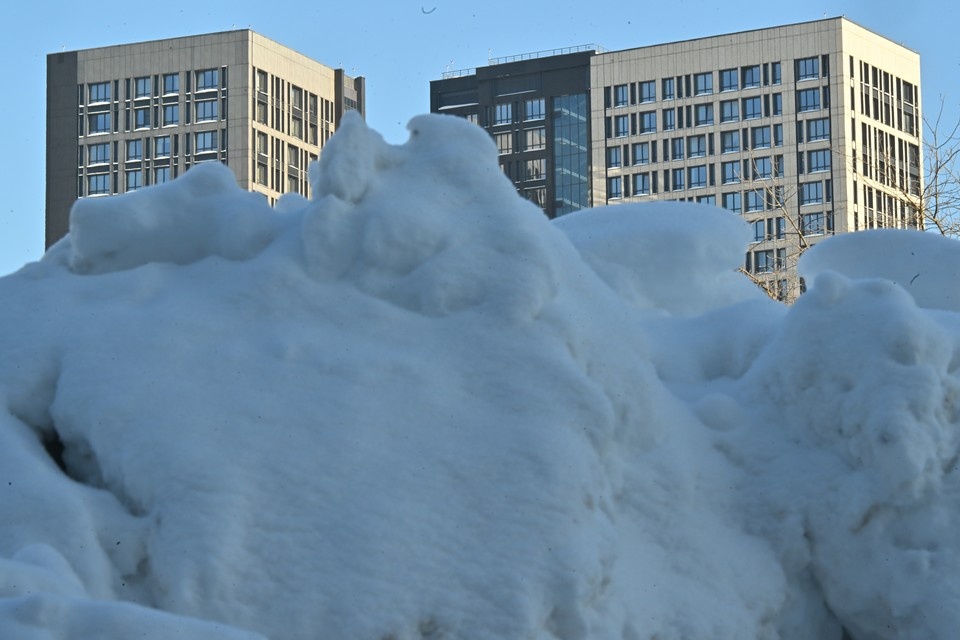    В Якутске на «Зеленом лугу» нашли свалку снега высотой в метр Владимир ВЕЛЕНГУРИН