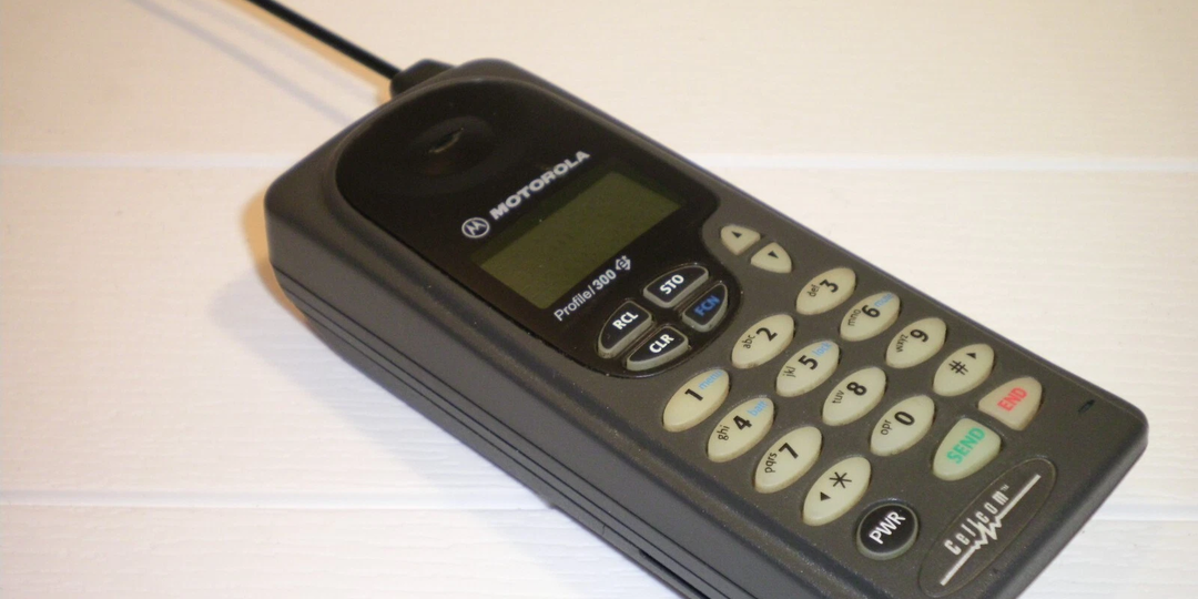 Мой первый мобильник из 90-х — кирпич Motorola Profile 300E