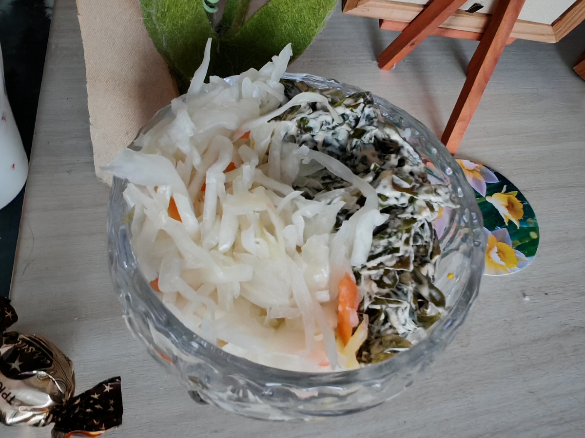 Максимально странный, на мой взгляд. Но в выходной можно. Морская капуста в сырном соусе и квашеная капуста. Вкусно.