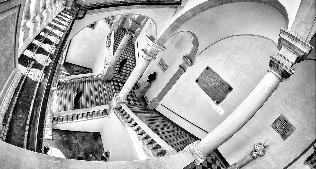 Фотография памятника культурного наследия Италии Палаццо Дориа-Турси (идентификатор в Викиданных: 0100252708), на которой запечатлен вид, известный под итальянским названием «Панорамный вид на Палаццо Дориа-Турси».