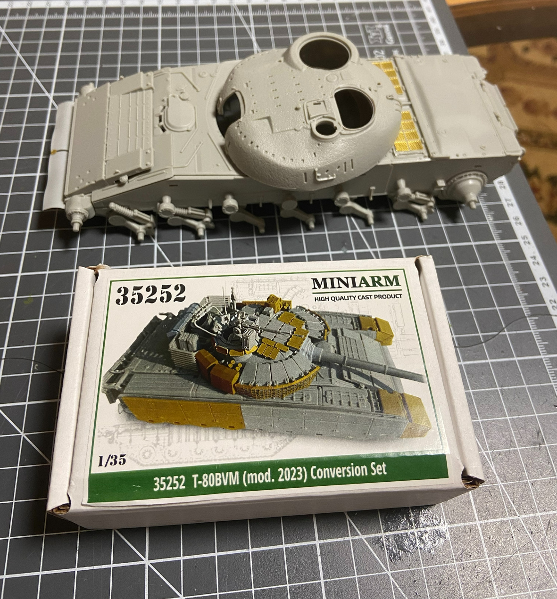 Набор смоляных деталей из дополнительного набора для стендовой модели российского основного боевого танка Т-80БВМ. Масштаб: 1/35, Производитель "MiniARM" (Россия). Фото из личного архива автора, © 2025 год