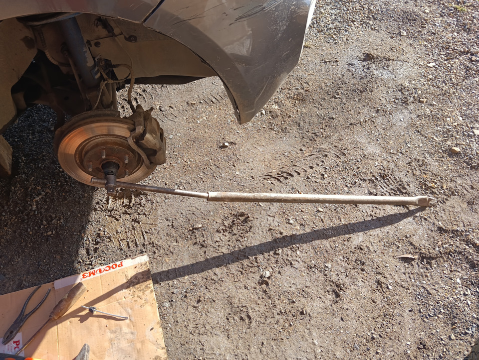 Вороток с трубой. Гайка открутилась без проблем.