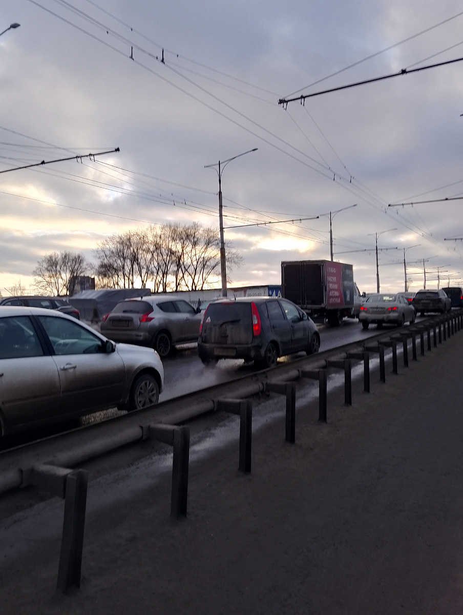 К вечеру сквозь серое небо начало проглядывает предзакатное солнце, фото автора 