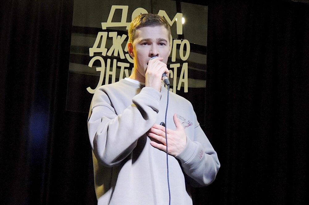    Григорий уверен: первые места в вокальных конкурсах не так важны для исполнителя. Важнее поиск индивидуального стиля. Фото: irk.aif.ru/ Анна Попова