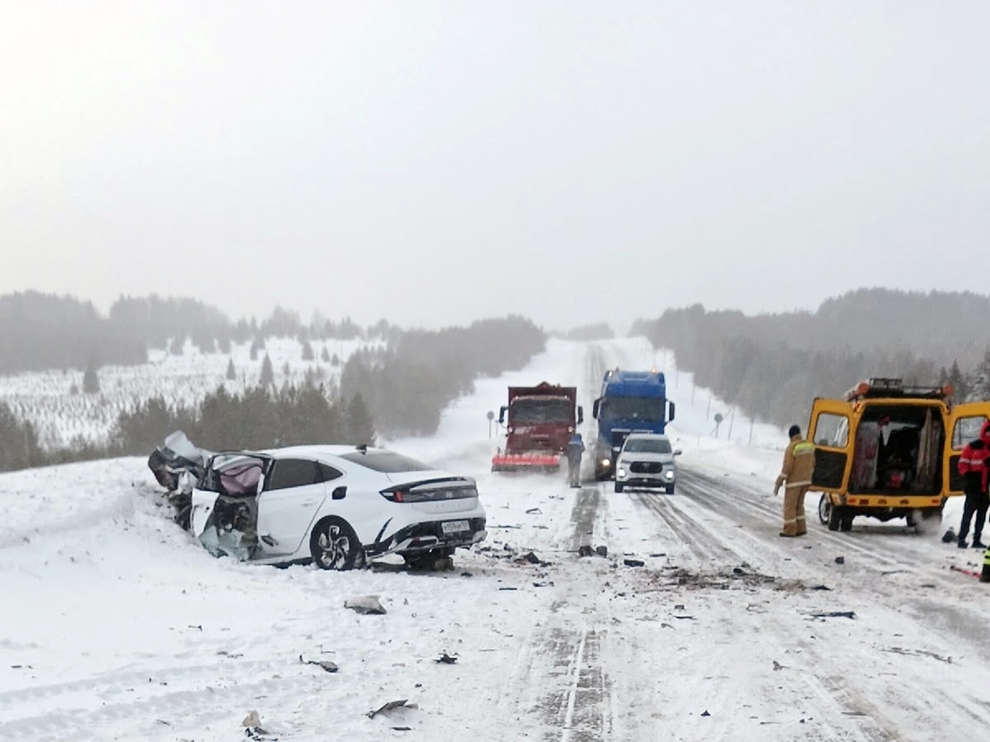    Дорога Кудымкар – Пермь, близ Ленинска, 8 марта. После смертельной аварии работает уборочная техника. Фото: очевидцы