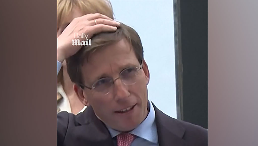    голубь нагадил на мэра