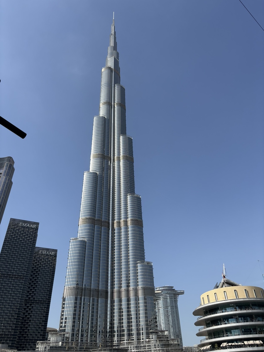 828 метров — высота небоскрёба «Бурдж-Халифа»