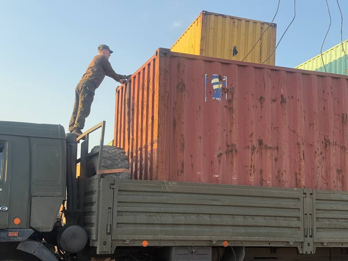 Первый контейнер забрали. 