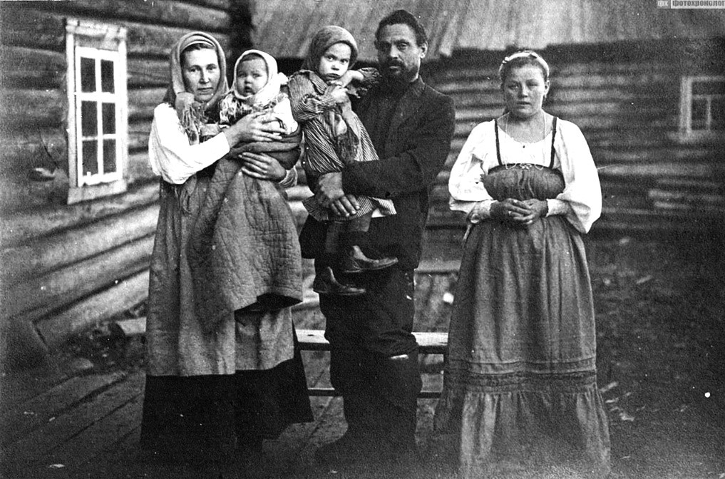 Крестьянская семья. Фото, сделанное до 1917 года. Исходное изображение найдено на pinterest.com.