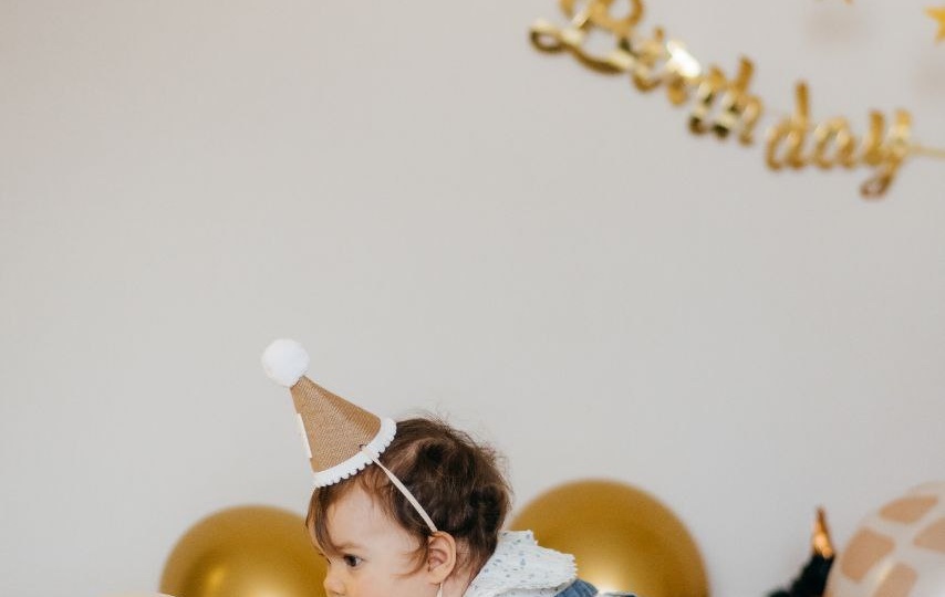 Я не помню, рассказывала или нет, но с подачи Маши каждый год в День Рождения Миры мы устраиваем небольшой семейный фотосет