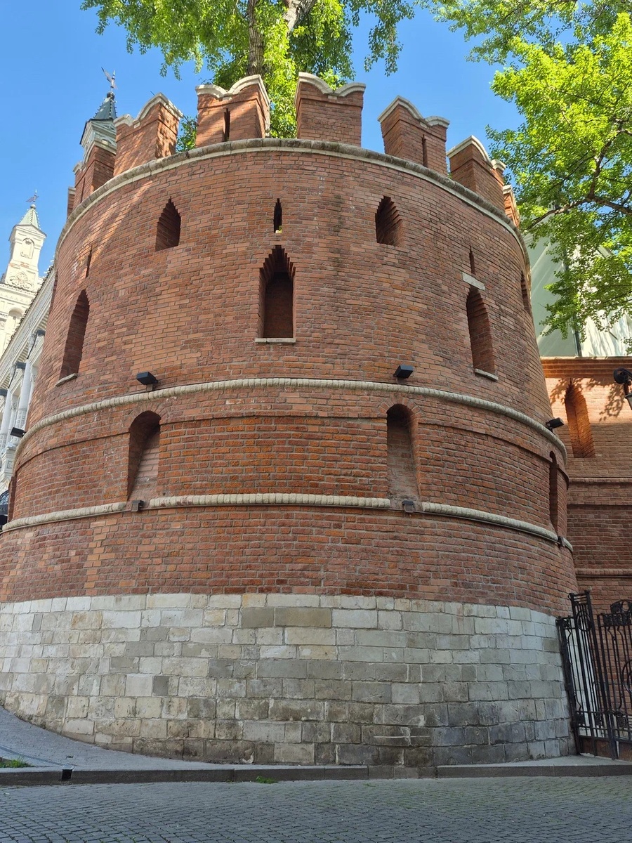 Птичья башня Китай-города крупным планом, 2025. Фото из карт Яндекса.