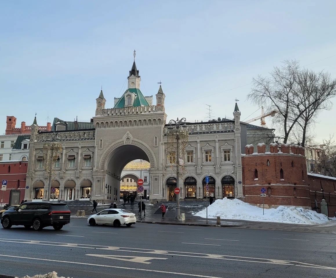 Птичья башня Китай-города (справа), 2026. Фото из карт Яндекса. Формально сооружение является полубашней. Но в статье мы не будем подробно разбирать вопросы терминологии.