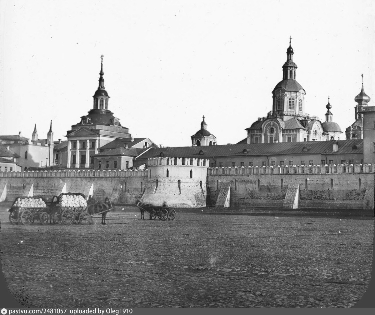 Заиконоспасская башня Китай-города, где в конце 19 века разместили музей птицеводства, 1857. С сайта www.pastvu.com.