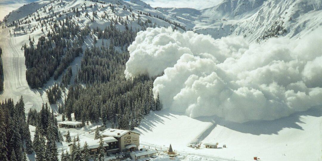 Снежная лавина всегда сходит внезапно